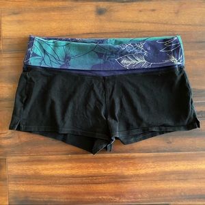 🎁 Flirty, Floral Booty Shorts